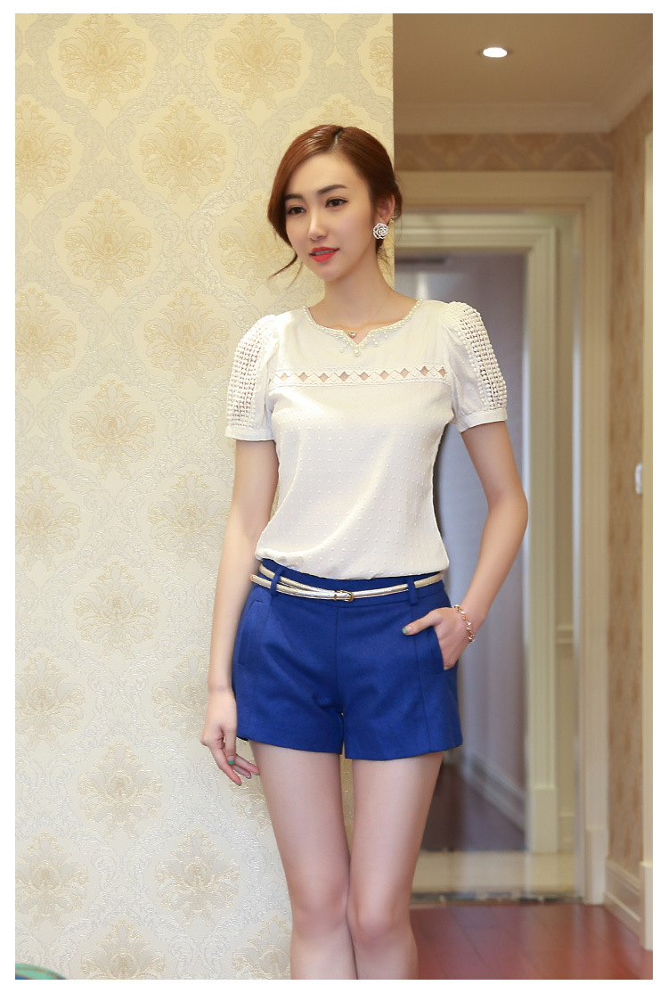 **หมดค่ะ**เสื้อใส่ทำงานแขนสั้นสีขาว คอประดับแถบผ้าโปร่งสี่เหลี่ยม ดีเทลตกแต่งมุกที่คอ เนื้อผ้านูนเป็นรูปวงกลม นูนๆช่วงแขน สวยคุณภาพดีเหมือนแบบค่ะ