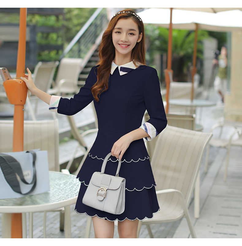 **หมดค่ะ**เดรสสไตล์เกาลีสีน้ำเงินกรมท่า ผ้า cotton ผสมมีลายใน คอปกลายสลับสี แขนยาวเลยข้อศอก เข้ารูปช่วงเอว ดีเทลน่ารักๆ ช่วงกระโปรงซ้อนกัน 3 ชั้นริมขอบหยัก สวยหวาน ติดซิปด้านหลัง มีซับในเรียบร้อย คุณภาพดีมากๆค่ะ