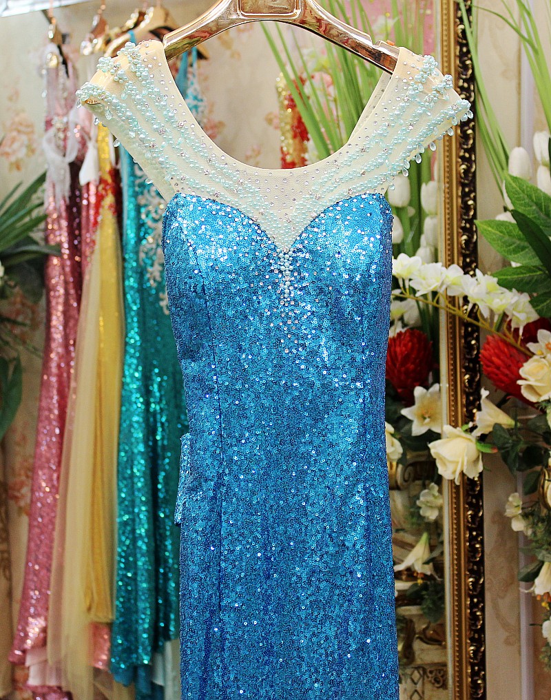 ***พร้อมส่งสีฟ้า ไซส์ L**ชุดราตรีเดรสยาวสีฟ้า ประดับคริสตัสผสมเพชร มุก และเลื่อมหรูหราไฮโซ ช่วงอกและไหล่ซีทรู ดีเทลด้านหลังประดับโบว์ เข้ารูปสวยเหมือนแบบค่ะ