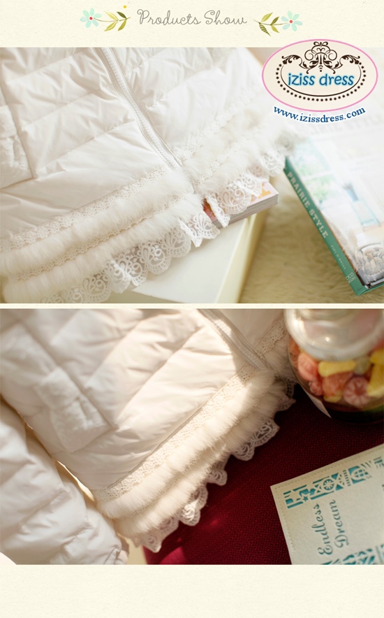 ***พร้อมส่งไซส์ XS ด่วนมีจำนวนจำกัดค่ะ***เสื้อโค้ทกันหนาวขนเป็ดเข้ารูปสีขาว ช่วงคอตัดต่อผ้าลูกไม้ ติดซิปด้านหน้า ริมเสื้อล้อมรอบด้วยขนเฟอร์ 2 ชั้นตกแต่งขอบด้วยผ้าลูกไม้น่ารักๆ สวยหวานเหมือนแบบค่ะ