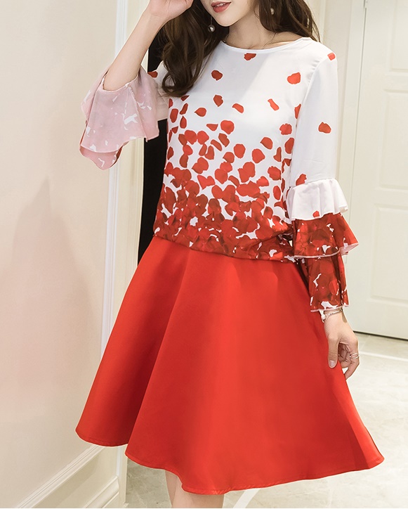 **หมดค่ะ**ชุด set เสื้อและกระโปรง ผ้าชีฟองเนื้อดีสีขาว ลายกลีบกุหลาบสีแดง กระโปรงผ้าซาติน มีซิปหลังน่ารักมากค่ะ