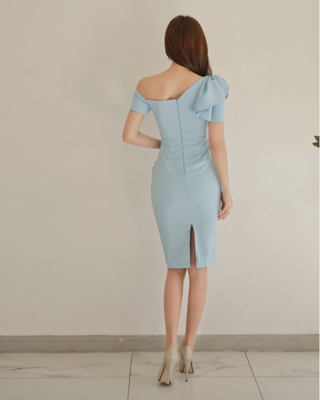 **พร้อมส่ง Size L**เดรสผ้าโพลีเอสเตอร์ผสม สีฟ้า เปิดไหล่ข้างซ้าย ด้านขวาปิดแขน เดรสทรงตรงสอบ เข้ารูปช่วงเอว มีซิปด้านหลังลำตัว ยาวคลุมเข่า แหวกที่ชายกระโปรงด้านหลัง มีซับใน เหมือนแบบสวยมากคะ