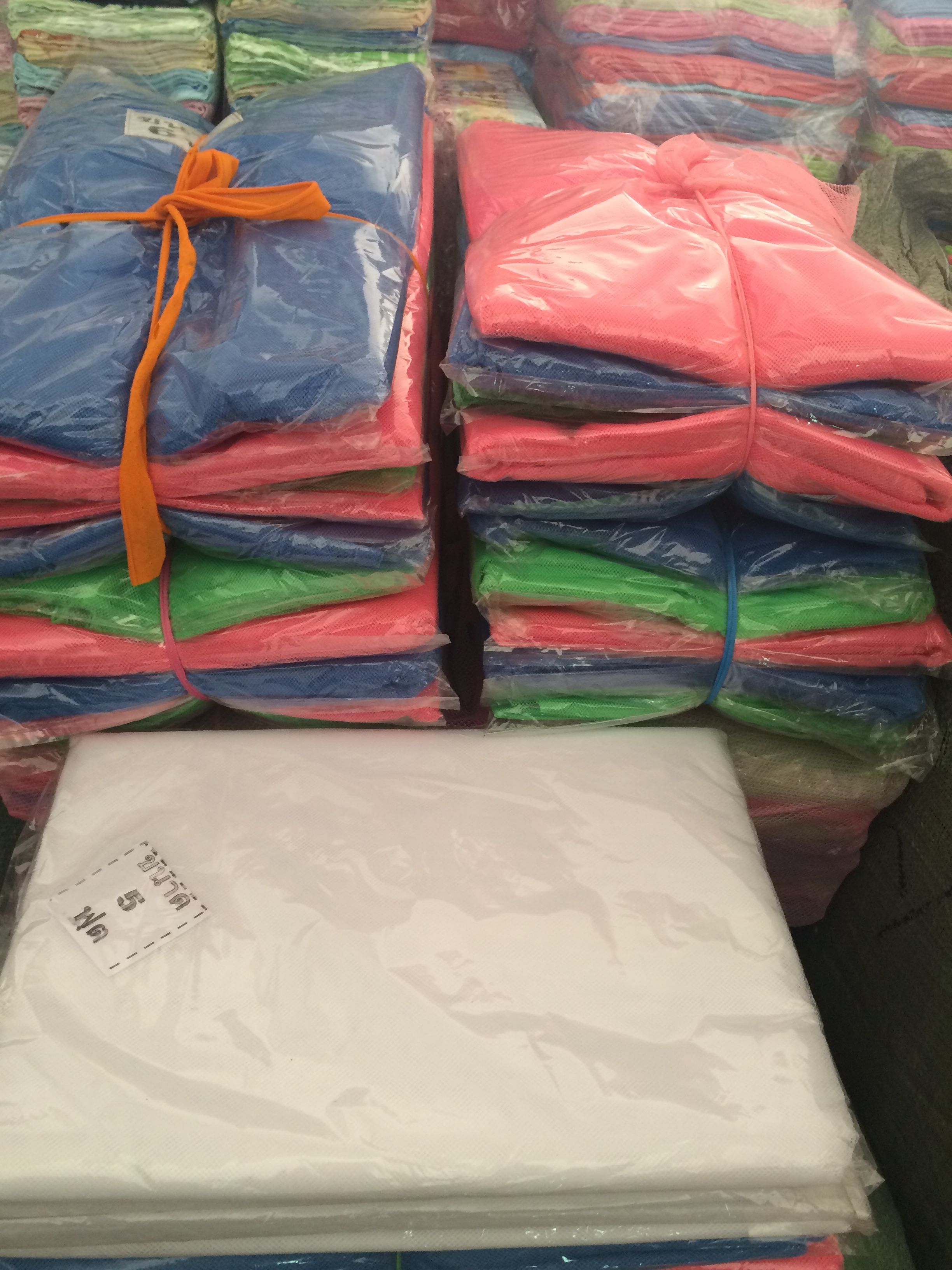 มุ้ง สีพื้น 4หู 5ฟุต หลังละ 70 บาท ส่ง 100หลัง