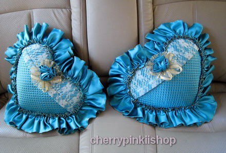 ปลอกหมอนรูปหัวใจ ลายตาราง สีเขียว ดิ้นทอง ติดดอกกุหลาบ มีระบายรอบ ทำจากผ้าต่วน