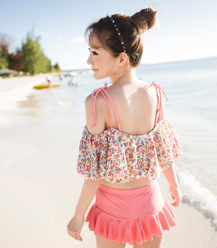 **พร้อมส่ง**ชุดว่ายบิกินี่ทูพีชเซ็ท 3 ชิ้น three-pieces สีขาวลายดอกไม้สีชมพูเซ็กซี่ด้วยเสื้อคลุมผ้าลูกไม้ผูกโบว์ที่ไหล่ทั้ง 2 ข้าง ทำให้ดูน่ารัก sexy สวยเหมือนแบบค่ะ