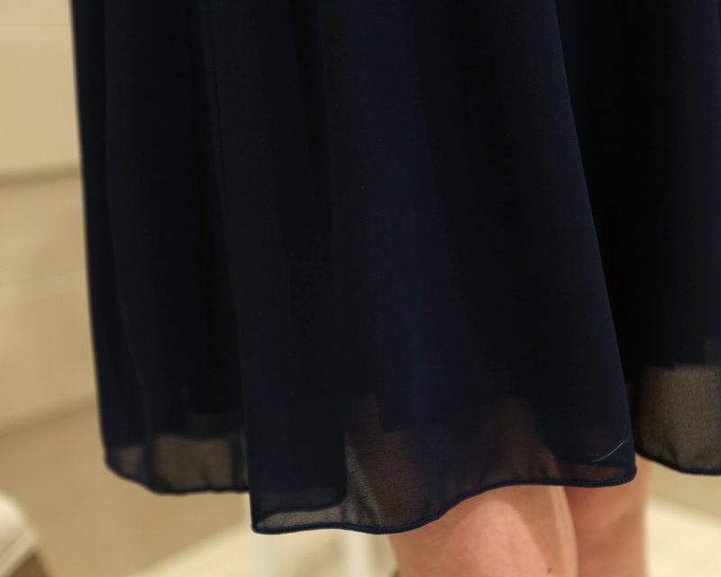 **หมดค่ะ**เดรสใส่ทำงานสีดำผ้าชีฟองแขนยาวตัดต่อช่วงอกเป็นผ้าโปร่งลายดอกไม้ ติดกระดุม ดีเทลตกแต่งปกและริมแขนด้วยผ้าเลื่อมสีทอง สวยคุณภาพดีเหมือนแบบค่ะ