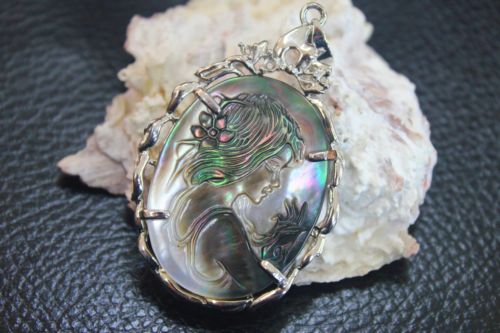 จี้รูปผู้หญิงเปลือกหอยมุก ( Mother of pearl )