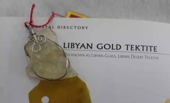 แก้วทะเลทรายลิเบีย (Libyan Desert Glass)