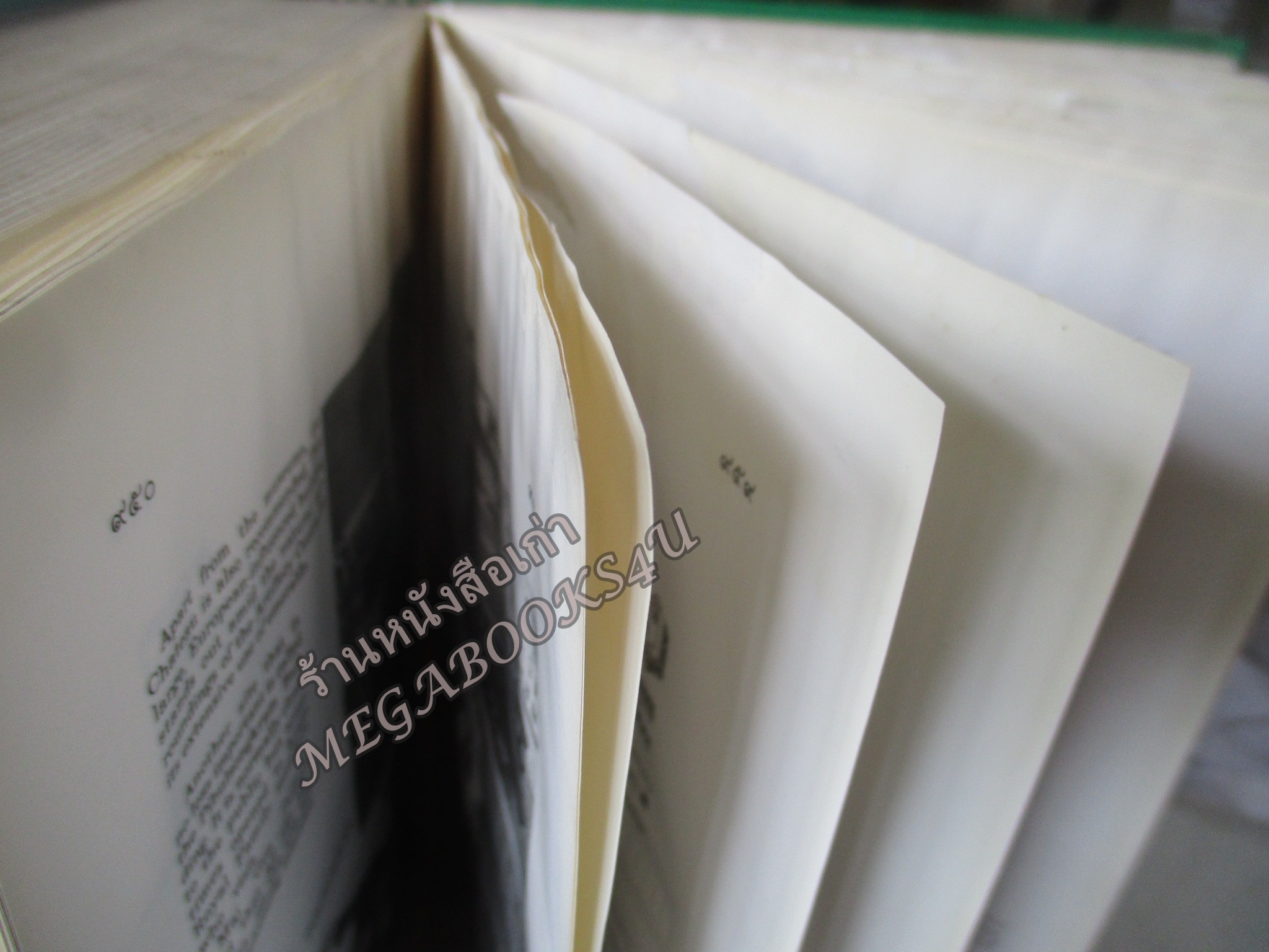 อนุสรณ์ ครบรอบ ๑๐๐ ปี ฯพณฯ จอมพล ป. พิบูลสงคราม โดย ศูนย์การทหารปืนใหญ่ ปกแข็ง 1055หน้า ปี2540 (โปรดอ่านก่อนสั่งซื้อ หนังสือมีตำหนิ คราบน้ำ) ช่วงหน้าสุดท้ายตั้งแต่แผ่น 950 -1055 จะมีรอยดึงกระดาษจากการติดกัน มีกระดาษขาดบ้าง รอยถลอกบ้าง ตามรูป