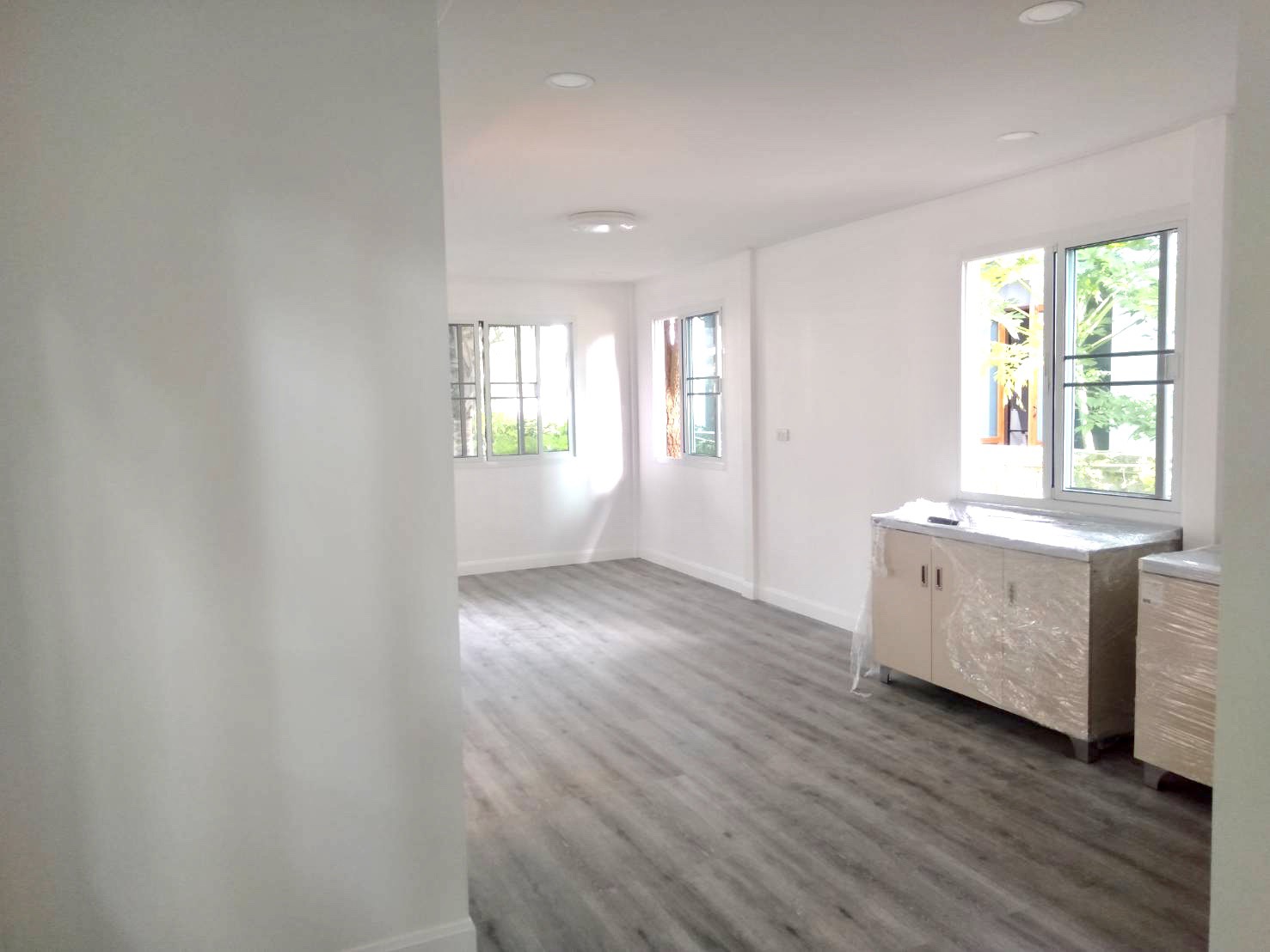 บ้านน็อคดาวน์ สไตล์โมเดิร์น ขนาดบ้าน 4*8 เมตร พร้อมระเบียง 2*3 เมตร ราคา 360,000 บาท