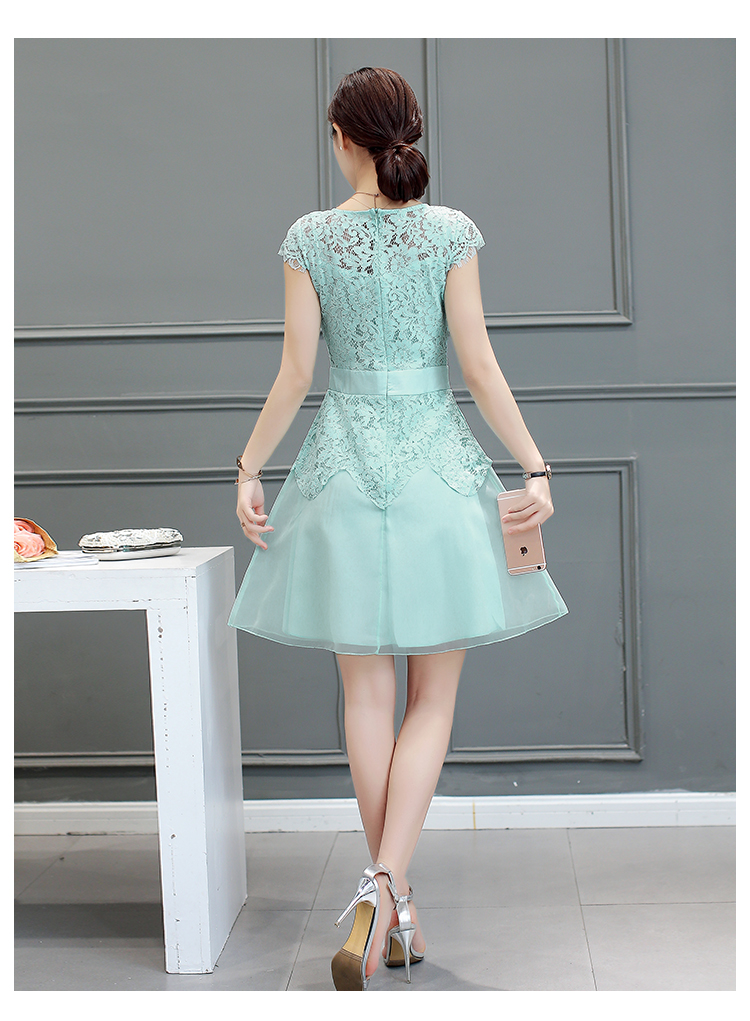 **หมดค่ะ**เดรสผ้าลูกไม้เนื้อดี เนื้อนิ่ม สีเขียวมิ้นท์ แขนสั้น มีซิบด้านหลังลำตัว ช่วงเอวคาดด้วยผ้าไหม กระโปรงทรงเอ สวยมากๆๆเลยค่ะ