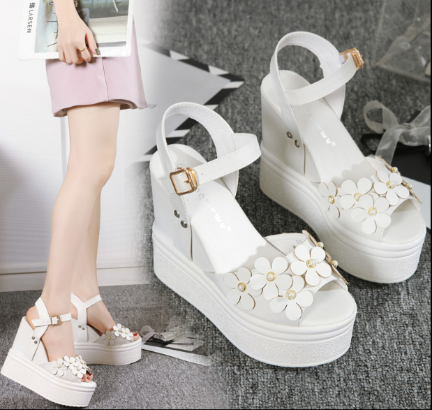 รองเท้าส้นเตารีดแต่งดอกไม้น่ารักๆ ไซต์ 34-38 สีดำ/ขาว