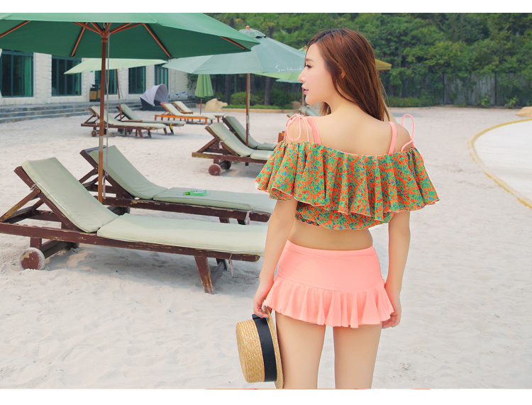 **พร้อมส่ง**ชุดว่ายบิกินี่ทูพีชเซ็ท 3 ชิ้น three-pieces สีส้มสลับเขียวเซ็กซี่ด้วยเสื้อคลุมผ้าลูกไม้ผูกโบว์ที่ไหล่ทั้ง 2 ข้าง ทำให้ดูน่ารัก sexy สวยเหมือนแบบค่ะ