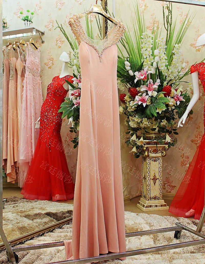 ***พร้อมส่งสีฟ้า ไซส์ L**ชุดราตรีเดรสยาวสีฟ้า ประดับคริสตัสผสมเพชร มุก และเลื่อมหรูหราไฮโซ ช่วงอกและไหล่ซีทรู ดีเทลด้านหลังประดับโบว์ เข้ารูปสวยเหมือนแบบค่ะ