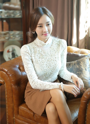 **หมดค่ะ**เสื้อใส่ทำงานผ้าลูกไม้คอติดมีระบายสีขาวครีมแขนยาว ดีเทลตกแต่งช่วงอกด้วยลูกไม้ปักลายใบไม้สีครีมทอง ปลายแขนประดับผ้าโปร่งปักลายดอกไม้สีทอง สวยคุณภาพดีเหมือนแบบค่ะ