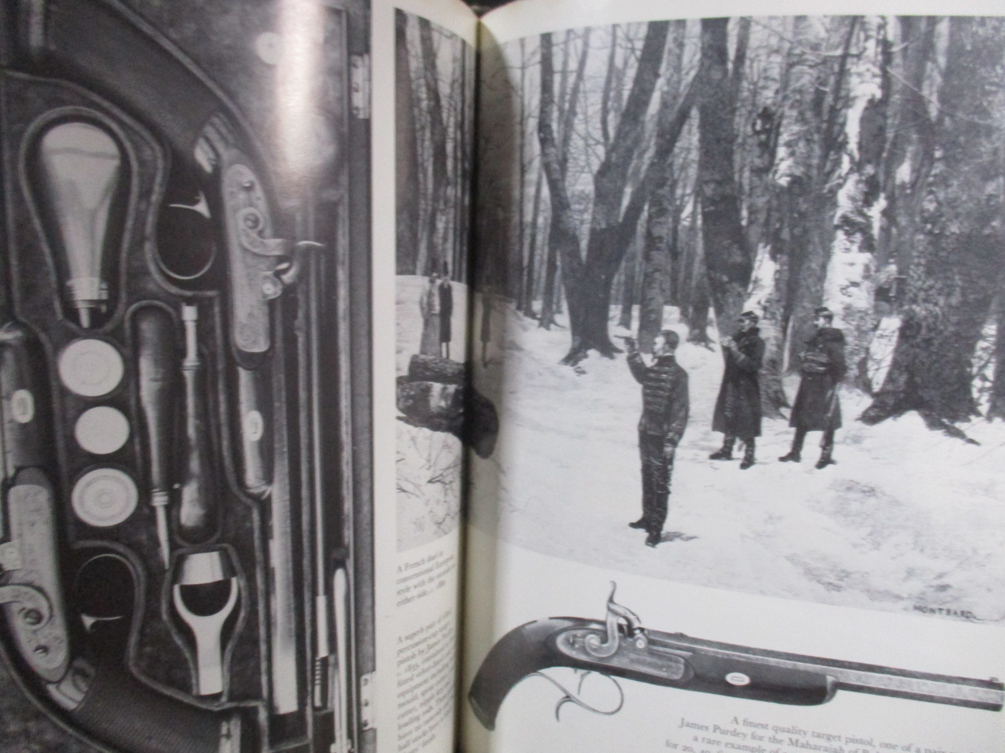 หนังสือ ศาสตร์และศิลป์ โลกของปืนโบราณ THE WORLD OF GUNS / RICHARD AKEHURST (ภาษาอังกฤษ)
