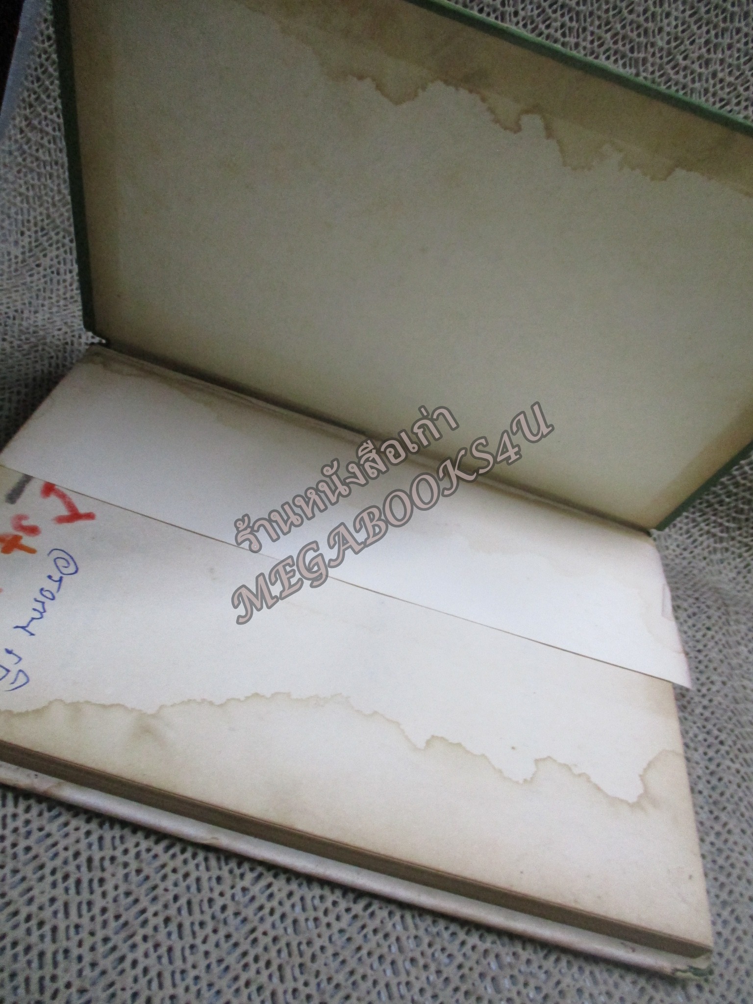 พระแก้วมรกตของไทย โดย ธรรมทาส พานิช / ปกนอกมีรอยขาดตามรูป กระดาษรองปกหน้ามีคราบน้ำ