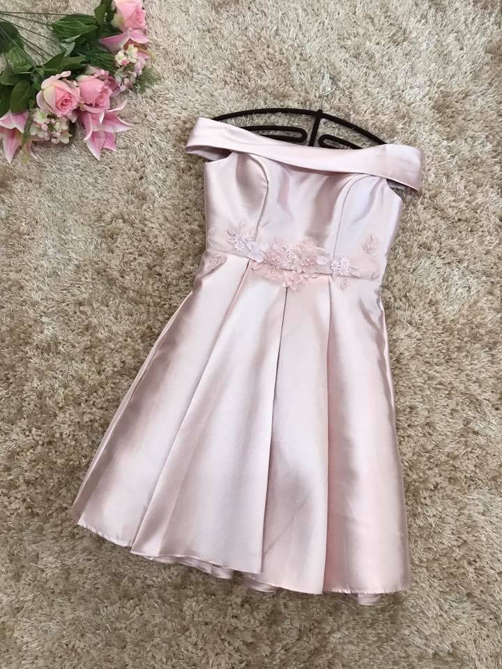 **หมดค่ะ**เดรสออกงานเปิดไหล่ผ้าไหมสีชมพู คาดด้วยผ้าปักลูกไม้ลายดอกไม้ ด้านหลังตรงกระโปรงเป็นซิบ งานเกรดพรีเมี่ยม สวยมากๆค่ะ