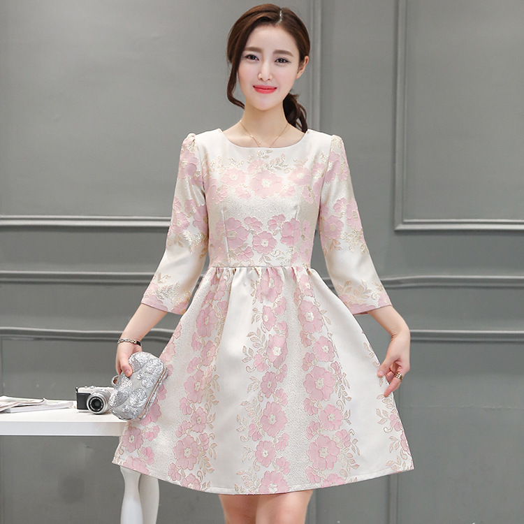 **หมดค่ะ**เดรสสีครีมผ้าทอลายดอกไม้สีชมพูเนื้อดี เนื้อนิ่ม แขนยาว มีซิบด้านข้างลำตัว ช่วงเอวเข้ารูป กระโปรงทรงเอ มีซับใน สวยหรู มากๆๆเลยค่ะ