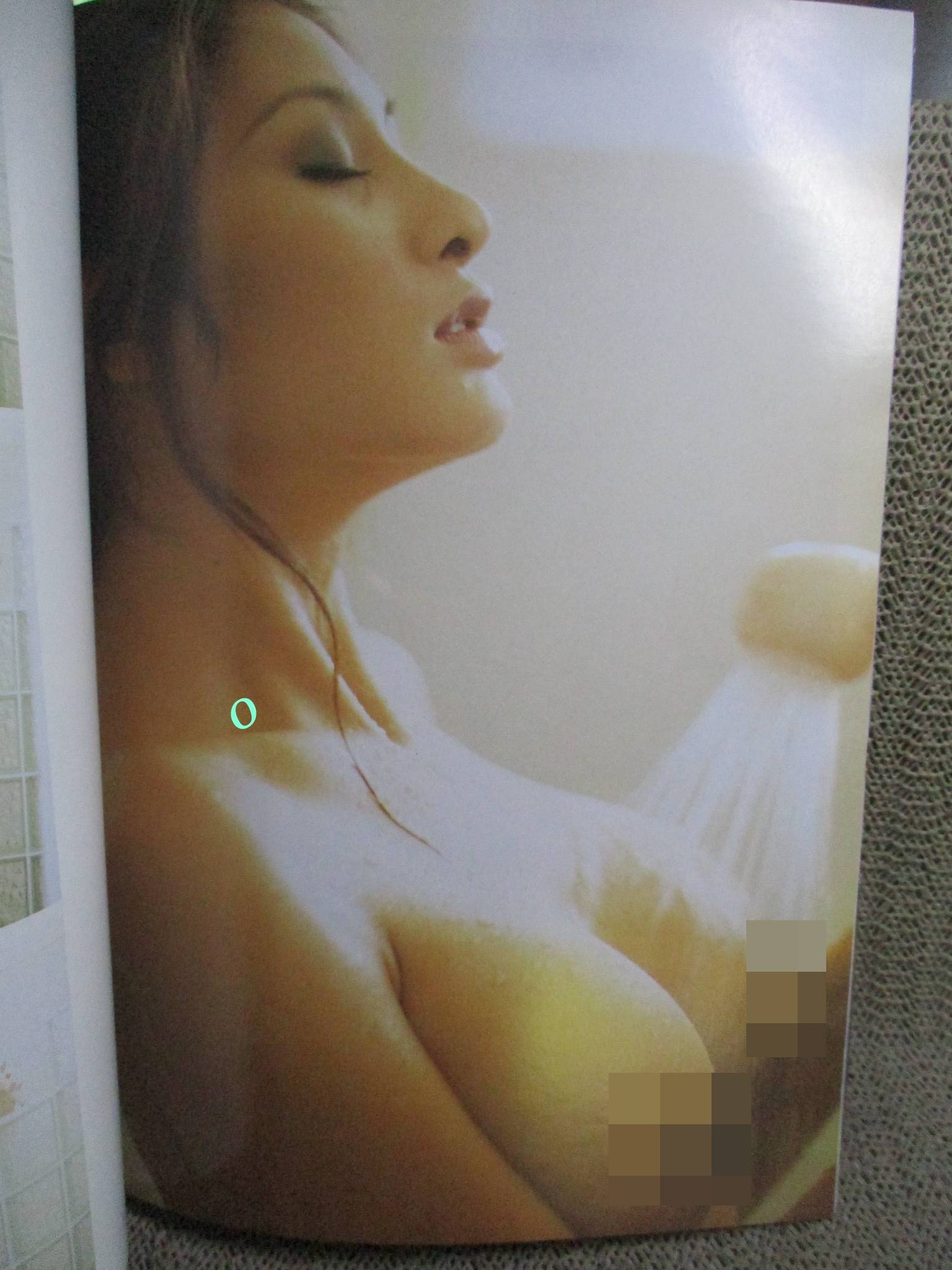 นิตยสาร HEAT no.13 เปิดบน ตำหนิมีรอยแมลงกัดกินบริเวณริมหนังสือ ตามภาพ