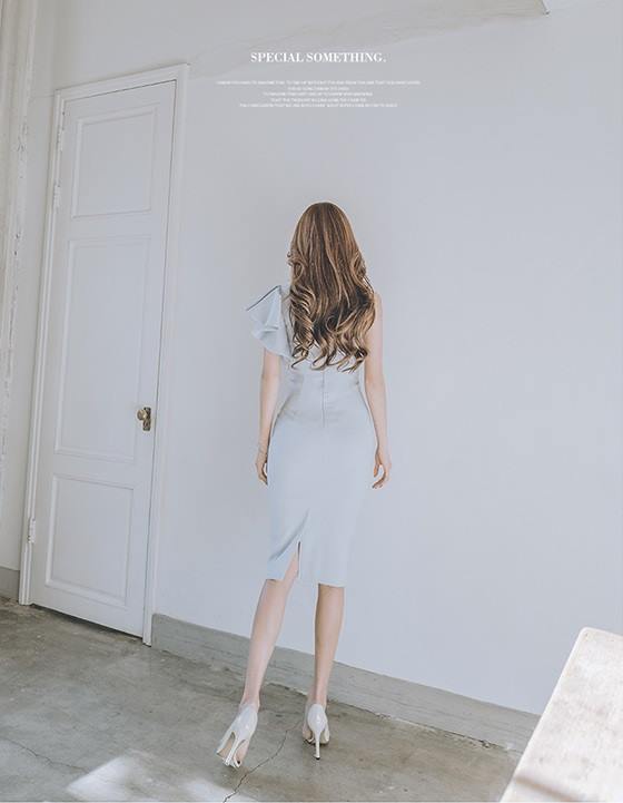 **หมดค่ะ**เดรสผ้าโพลีเอสเตอร์ผสม สีฟ้า เปิดไหล่ข้างขวา ด้านซ้ายแขนเสื้อระบาย เหมือนแบบ เดรสทรงตรงสอบ สวยมากๆค่ะ