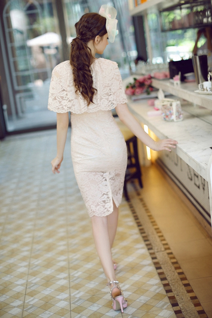 ***หมดค่ะ***เดรส ดีเทลผ้าลูกไม้ทรงเข้ารูป คอกลมแต่งระบายรอบคอ งานมีซับใน ลูกไม้เนื้อนิ่มหนาเดินเส้นคล้ายลูกไม้ฝรั่งเศษ สีพีช ติดซิปด้านหลัง การตัดเย็บเรียบร้อย คุณภาพดีค่ะ(ตัวนี้แบบไม่มีเชิงลูกไม้ค่ะ)