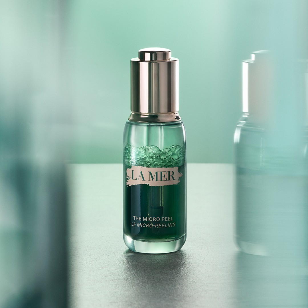 LA MER ผลิตภัณฑ์ผลัดเซลล์ผิว The Micro Peel 30 มล. ทรีตเมนต์ผลัดเซลล์ผิว ช่วยปรับสภาพผิวให้แลดูเนียนละเอียด เรียบเนียน และเสริมปราการผิวในชั่วข้ามคืน อีกทั้งยังช่วยทำความสะอาดรูขุมขน