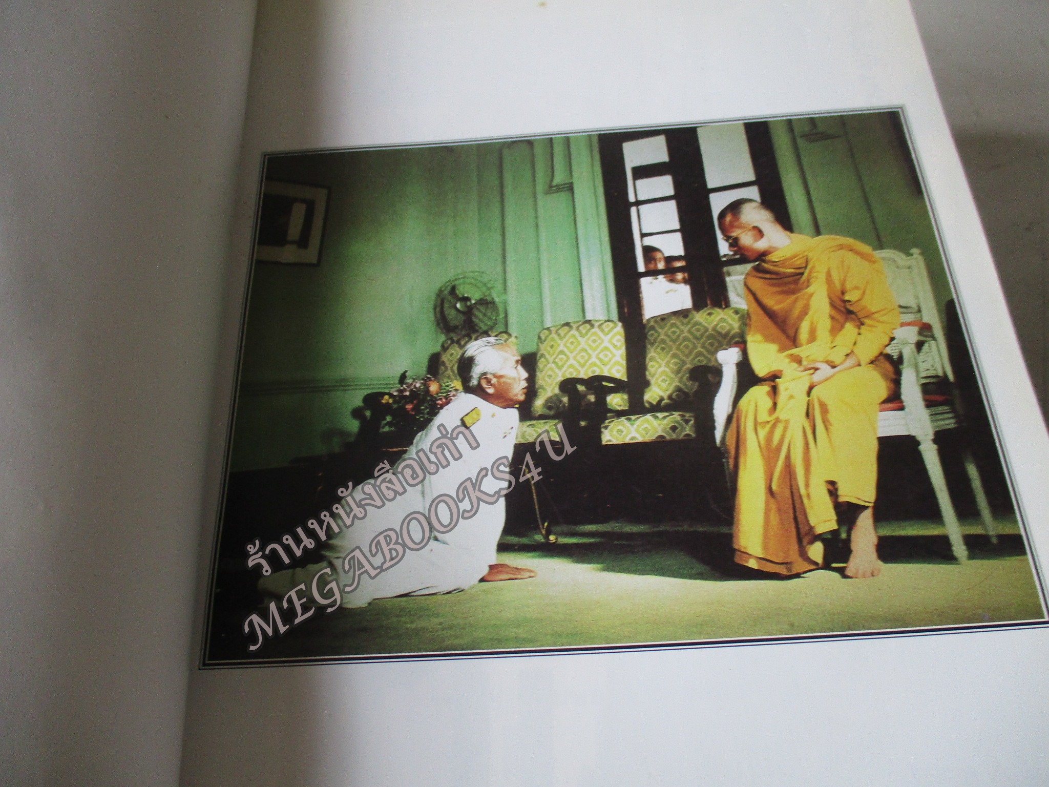 อนุสรณ์ ครบรอบ ๑๐๐ ปี ฯพณฯ จอมพล ป. พิบูลสงคราม โดย ศูนย์การทหารปืนใหญ่ ปกแข็ง 1055หน้า ปี2540 (โปรดอ่านก่อนสั่งซื้อ หนังสือมีตำหนิ คราบน้ำ) ช่วงหน้าสุดท้ายตั้งแต่แผ่น 950 -1055 จะมีรอยดึงกระดาษจากการติดกัน มีกระดาษขาดบ้าง รอยถลอกบ้าง ตามรูป