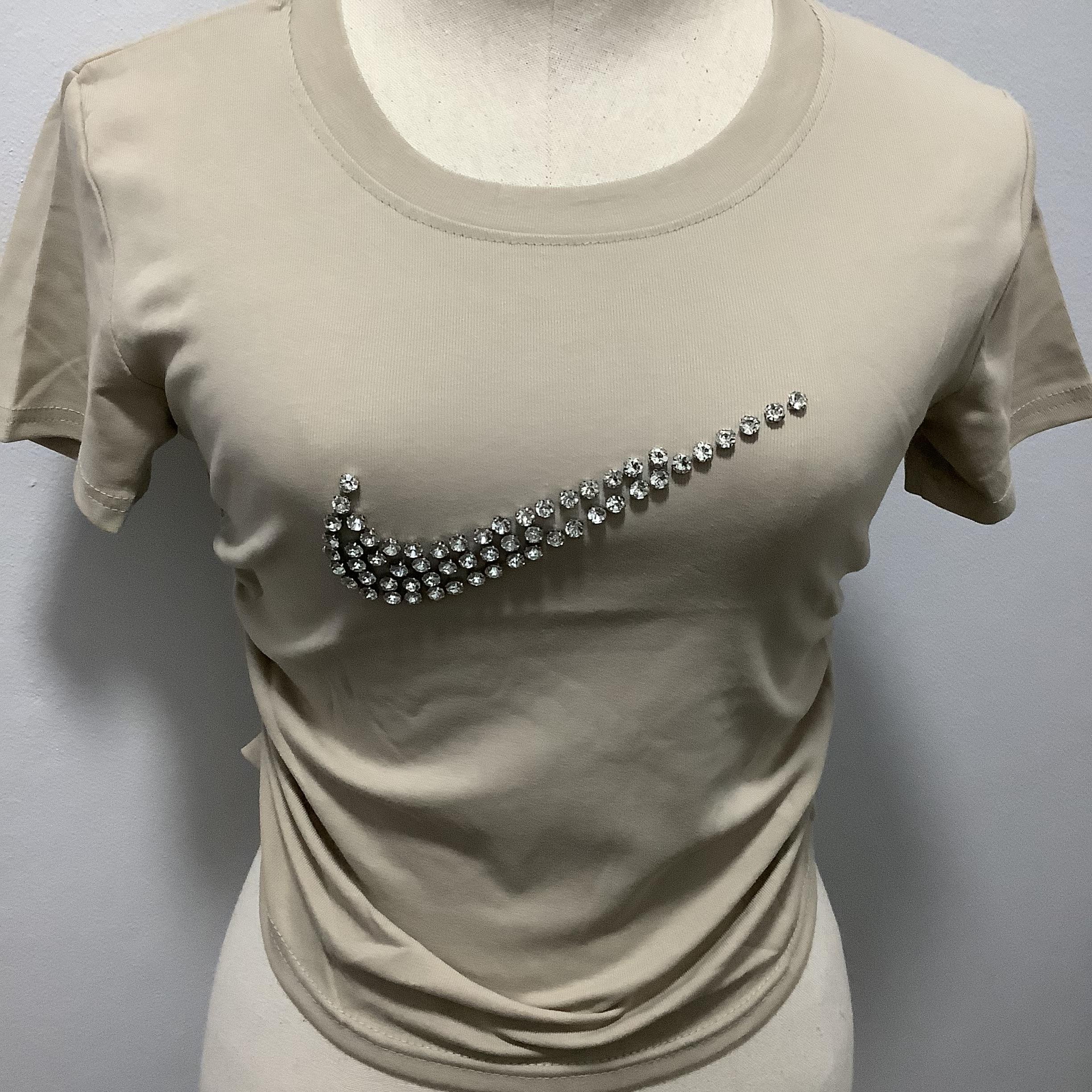 👕เสื้อยืดแฟชั่น สไตล์ครอปตัวสั้น 💎ปักลายแต่งเพชร 👕💎สีเบจ 🟡