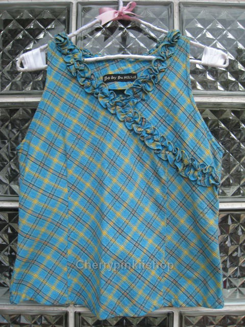 เสื้อแขนกุด สีฟ้า ลายสก๊อต มีระบายที่คอเสื้อ cutting สวยเนี๊ยบ