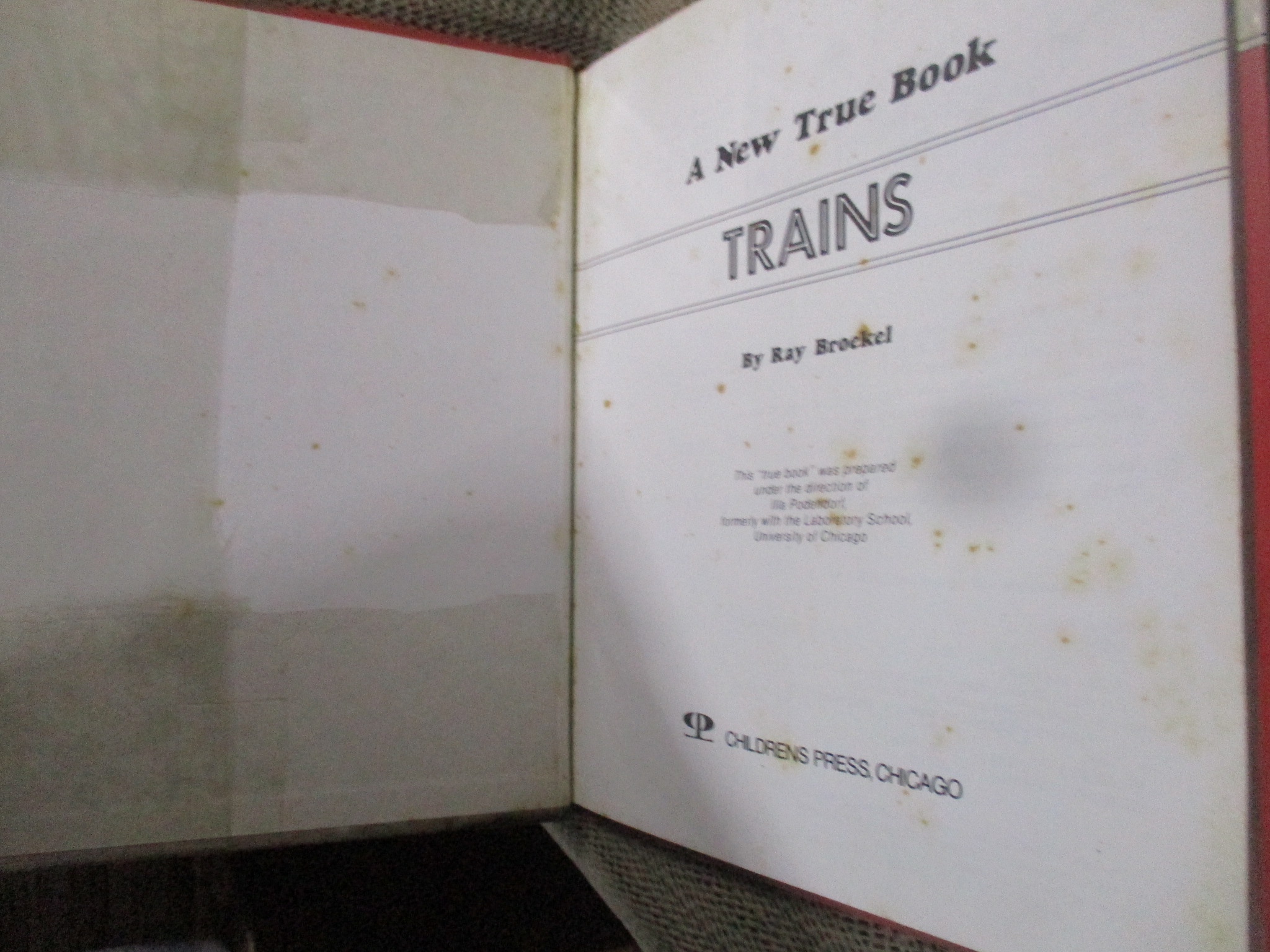 หนังสือ A New True Book : TRAINS (ภาษาอังกฤษ) กระดาษมีจุดเหลือง สภาพดี ห่อปกพลาสติก