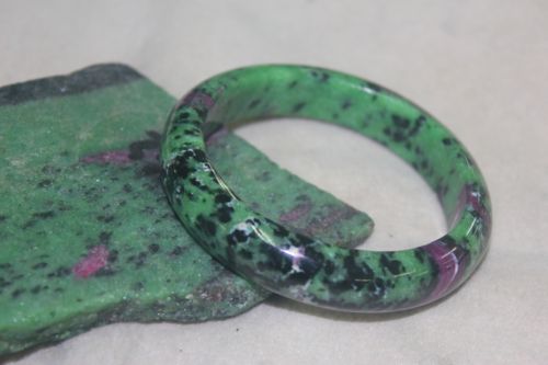 กำไลรูบี้ซอยไซท์ ( Ruby Zoisite )
