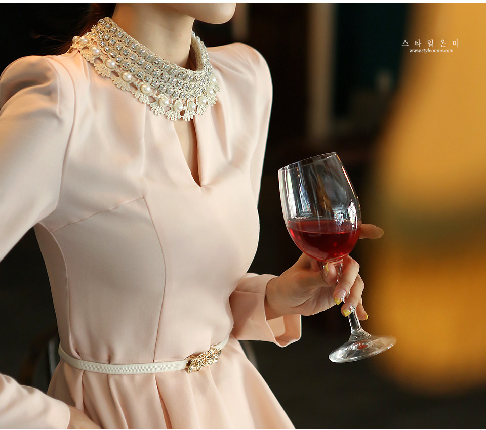 ***หมดค่ะ***เสื้อชีฟองแขนยาวสีชมพูอมส้ม คอปักมุกสีขาว ชายเสื้อมีระบาย สวยมากค่ะ