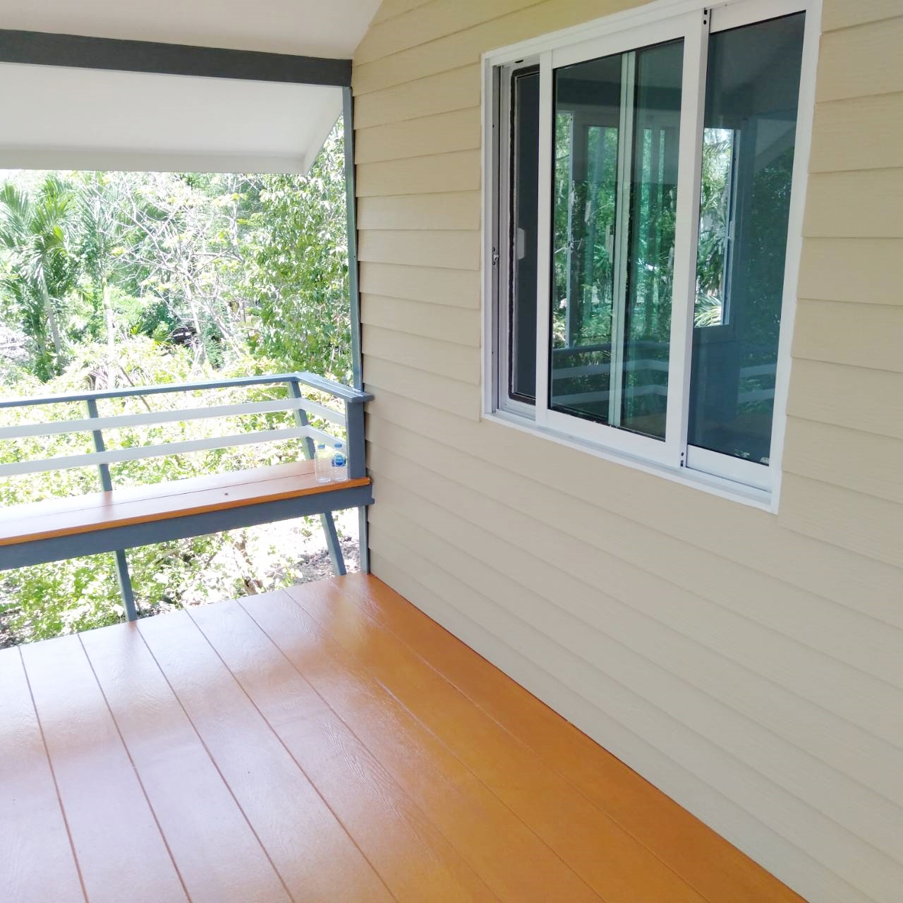 บ้านขนาด 4*7 เมตร ราคารวมเป็นเงินทั้งสิ้น 370,000 บาทพร้อมระเบียงขนาด 2*4 เมตร