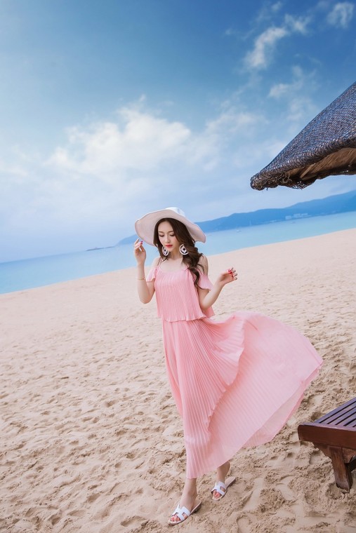 **พร้อมส่ง size S**เดรสยาวผ้าชีฟองเนื้อดี สีชมพู สายเดี่ยวเปิดไหล่ สายที่ไหล่ปรับความยาวได้ เดรสอัดพลีตเล็กๆๆ ทั้งชุด ชายเสื้อปล่อย ช่วงเอวด้านใน ยืดจั๊ม มีซับใน สินค้าสวยเหมือนแบบค่ะ