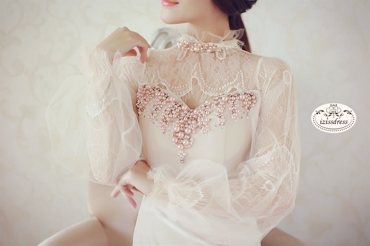 ***หมดค่ะ***เดรสผ้าเนื้อดีสีชมพูเบจ ช่วงบนต่อผ้าลูกไม้ปักพลอยสีคอติดแขนยาวสวยเหมือนแบบ100%ค่ะ