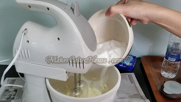 ขั้นตอนการผสมน้ำตาลทรายลงในครีมชีส เพื่อทำมะม่วงครีมชีส
