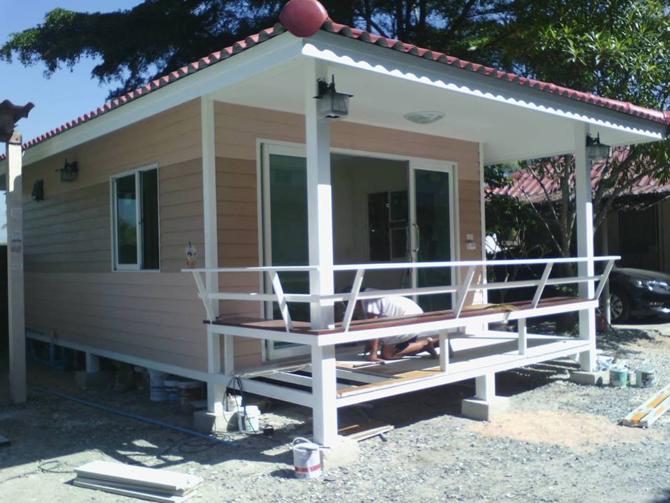 บ้านน็อคดาวน์ ทรงปั้นหยา ขนาด 4*6 เมตร ระเบียง1.2*4 เมตร (1 ห้องนอน 1 ห้องน้ำ 1 ห้องนั่งเล่น)