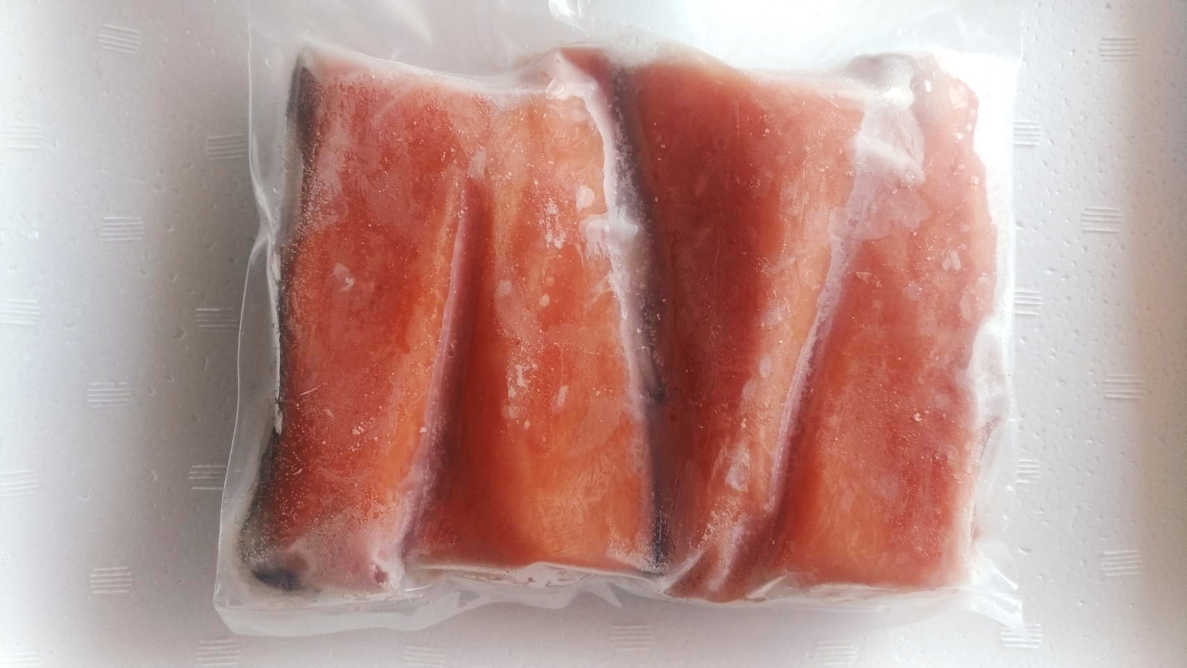 เนื้อปลาแซลมอนแล่ติดหนัง 2 ชิ้น/ แพ็ค