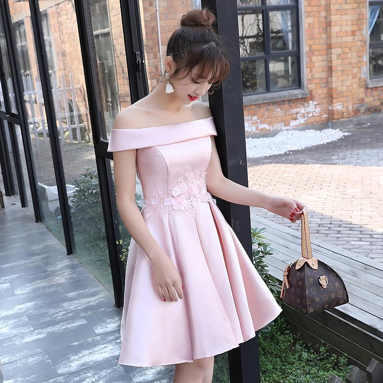 **หมดค่ะ**เดรสออกงานเปิดไหล่ผ้าไหมสีชมพู คาดด้วยผ้าปักลูกไม้ลายดอกไม้ ด้านหลังตรงกระโปรงเป็นซิบ งานเกรดพรีเมี่ยม สวยมากๆค่ะ