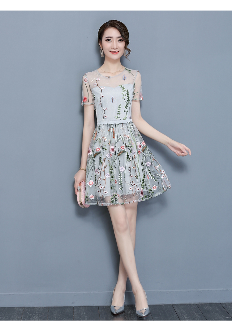 **หมดค่ะ**เดรสผ้าลูกไม้ปักลายดอกไม้หลากสี งานปักสวยงามมากๆๆค่ะ