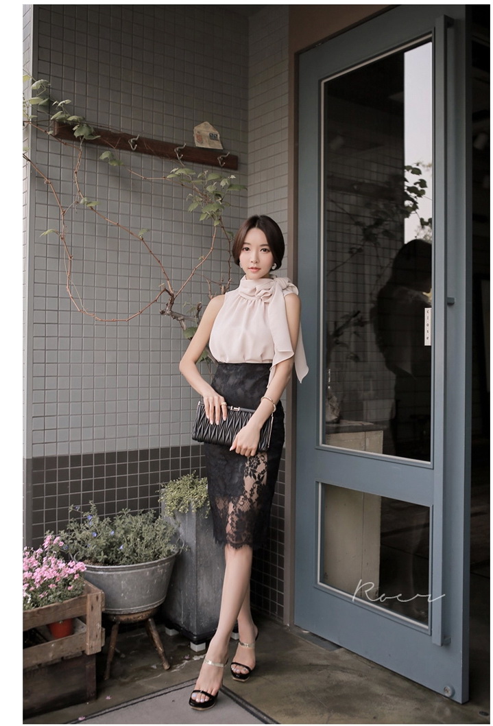 **หมดค่ะ**เสื้อชีฟองแขนกุดสีเบจ ตกแต่งดีเทลผู้โบว์เก๋ช่วงคอ มาพร้อมกระโปรงลูกไม้สีดำผ่าข้าง ซีทรู สวยหรู เซ็กซี่น่าค้นหามากๆค่ะ