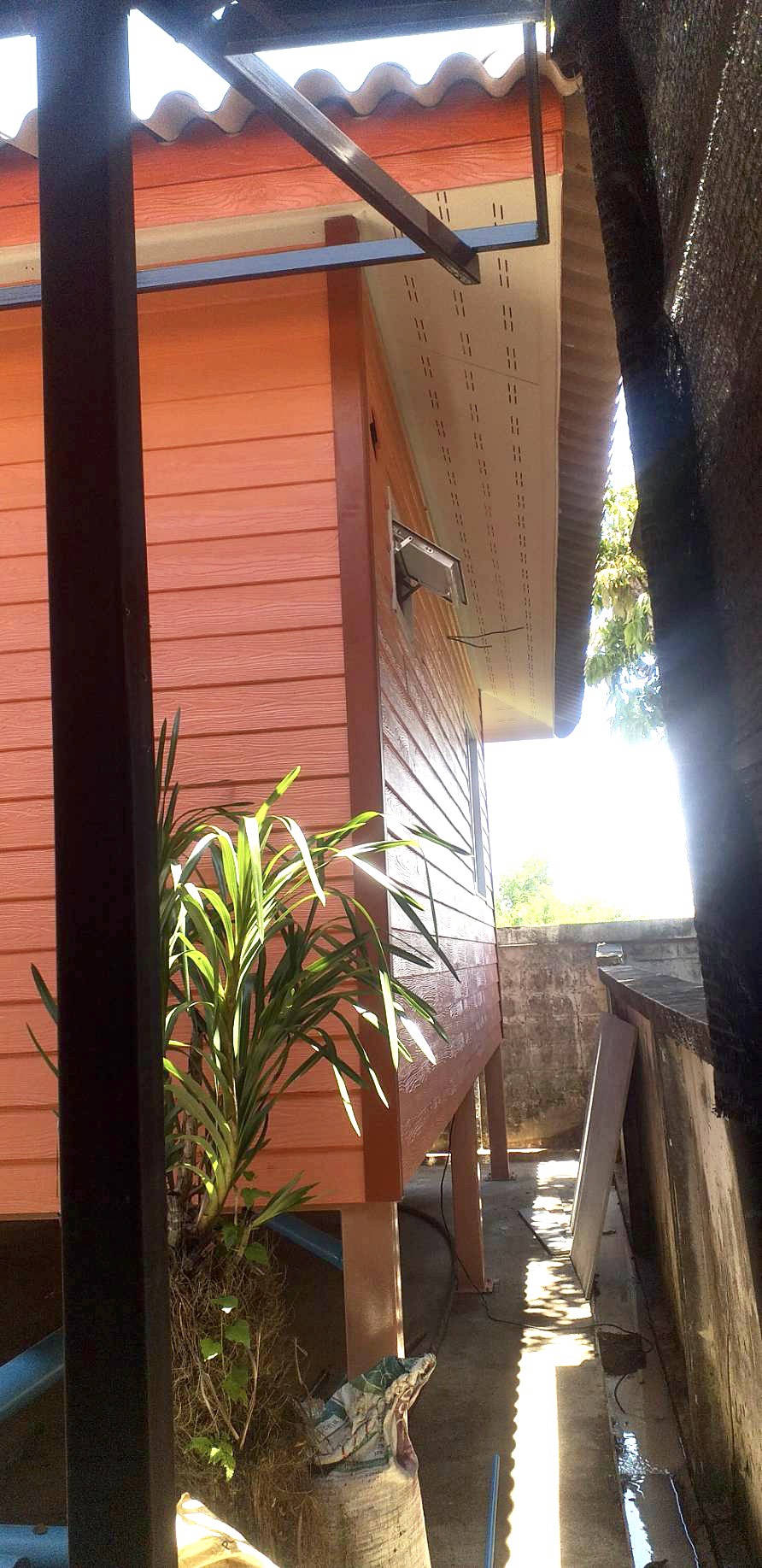 บ้านน็อคดาวน์ ทรงปั่นหยา ขนาด 4*6 เมตร พร้อมระเบียง 2*3 เมตร ชุดประตูสไลด์