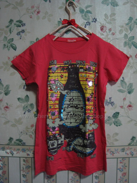 เสื้อคอกลมสีแดงอมชมพูเข้ม สกรีนรูปขวด ปักเลื่อม สวยสดใส