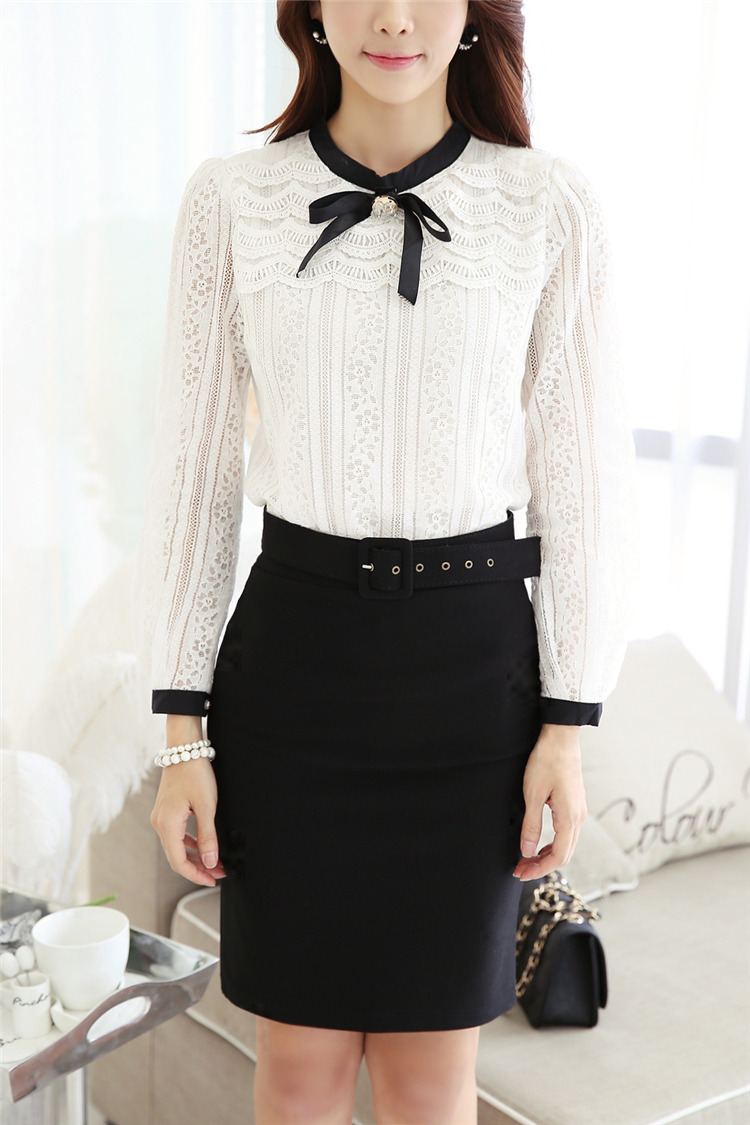 **หมดค่ะ**เสื้อลูกไม้แขนยาวสีขาวผ้าโปร่งลายดอกไม้ ดีเทลตกแต่งโบว์ด้วยผ้าสีดำที่คอ สวยคุณภาพดีเหมือนแบบค่ะ