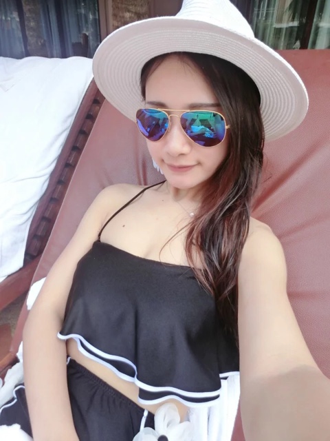 **พร้อมส่ง**บิกินี่ชุดว่ายน้ำทูพีซ two-pieces สีดำ เล่นดีเทล sexy เล็กๆ แต่งระบายผูกโบว์เล็กๆ น่ารักรูปดอกไม้สีขาวที่คอ พร้อมกางเกงเอวสูงแต่งดอกไม้ สดใสน่ารักรับลมทะเล สวยเหมือนแบบค่ะ