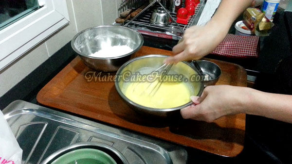 ขั้นการคนส่วนผสมให้เข้ากันในการทำซูเฟล่ชีสเค้กญี่ปุ่น