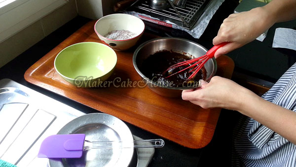 ใส่ไข่ไก่ลงในส่วนผสมบราวนี่ที่เย็นสนิทแล้ว ตะล่อมจนส่วนผสมเข้ากัน