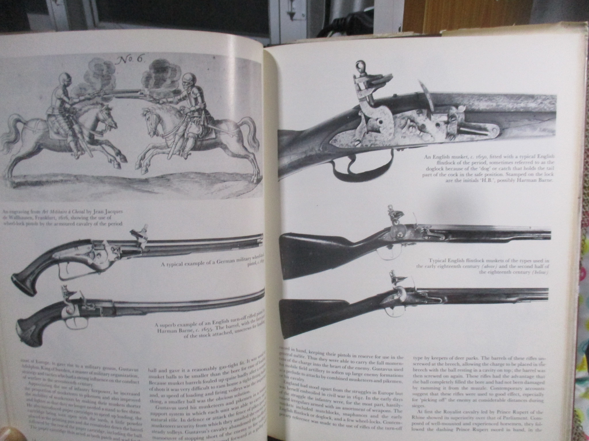 หนังสือ ศาสตร์และศิลป์ โลกของปืนโบราณ THE WORLD OF GUNS / RICHARD AKEHURST (ภาษาอังกฤษ)