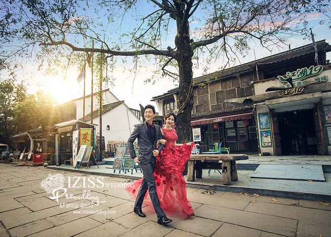 PW317 - **พร้อมส่งเฉพาะชุดผู้หญิง** ชุดคู่ถ่ายพรีเวดดิ้ง (prewedding dress) & ชุดแต่งงานแฟนซี (Fancy wedding dress)ชายหญิง "ธีมสีแดง-ดำ"